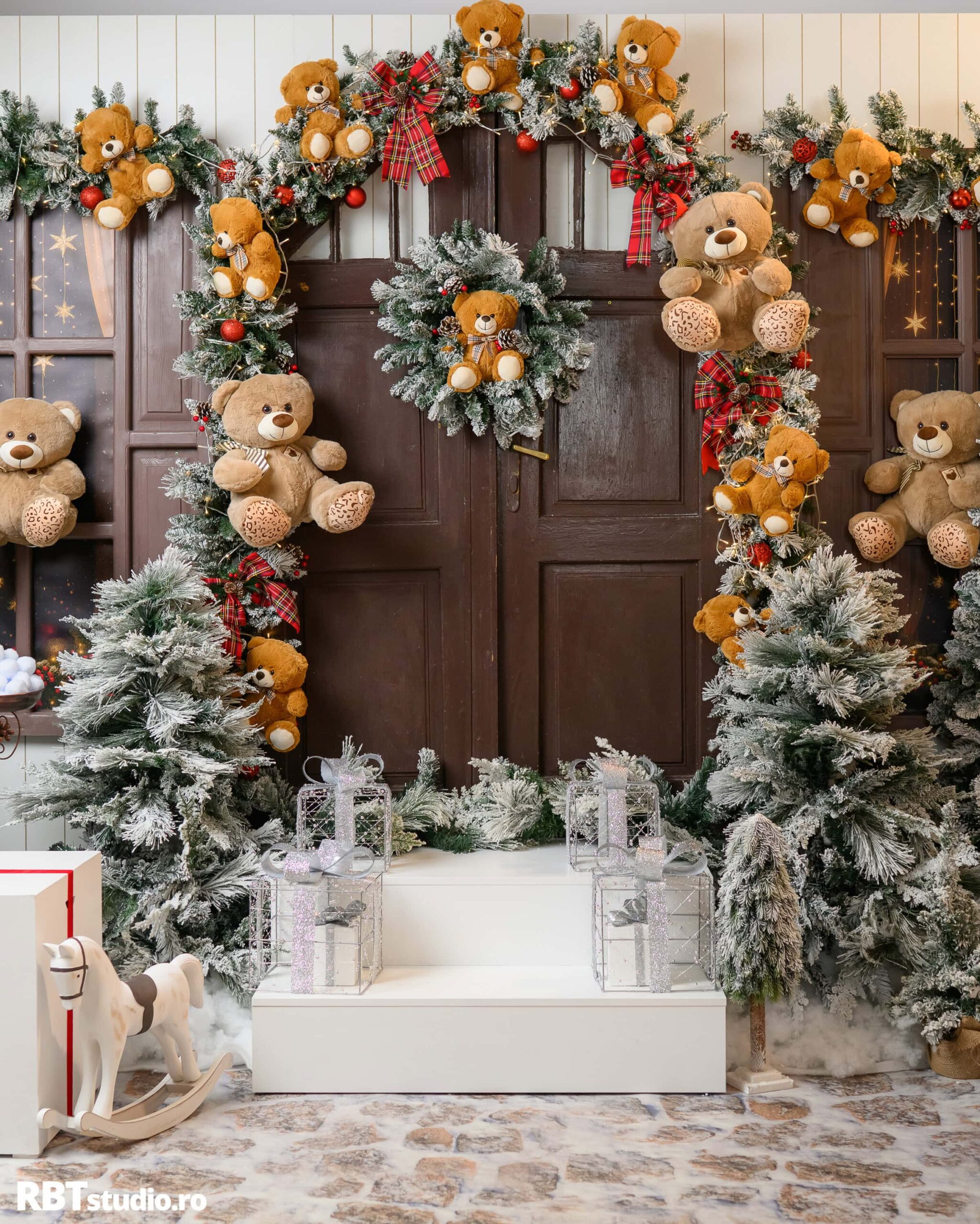 1. Casuta cu Ursuleti scaled - Ședințe foto de Crăciun
